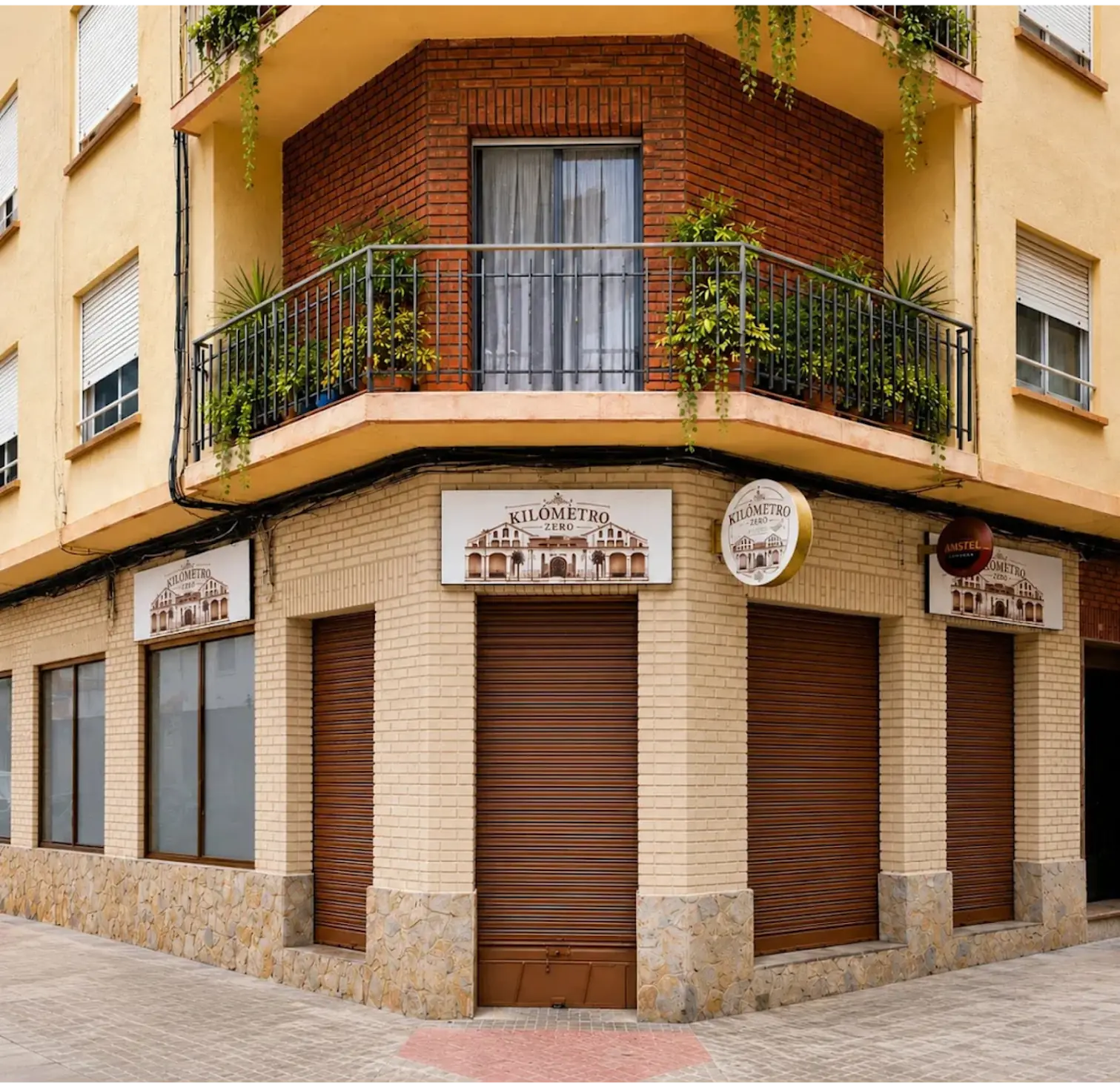 Fachada exterior de Bar Kilómetro Zero en Puerto de Sagunto